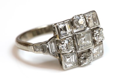 Lot 199 - An Art Deco diamond set square cluster ring