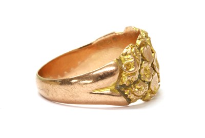 Lot 1046 - An Edwardian 9ct gold chased ring
