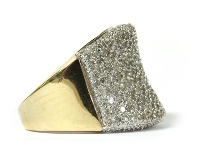 Lot 64 - A 9ct gold diamond ring
