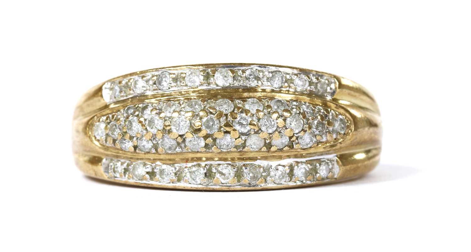 Lot 138 - A 9ct gold diamond ring