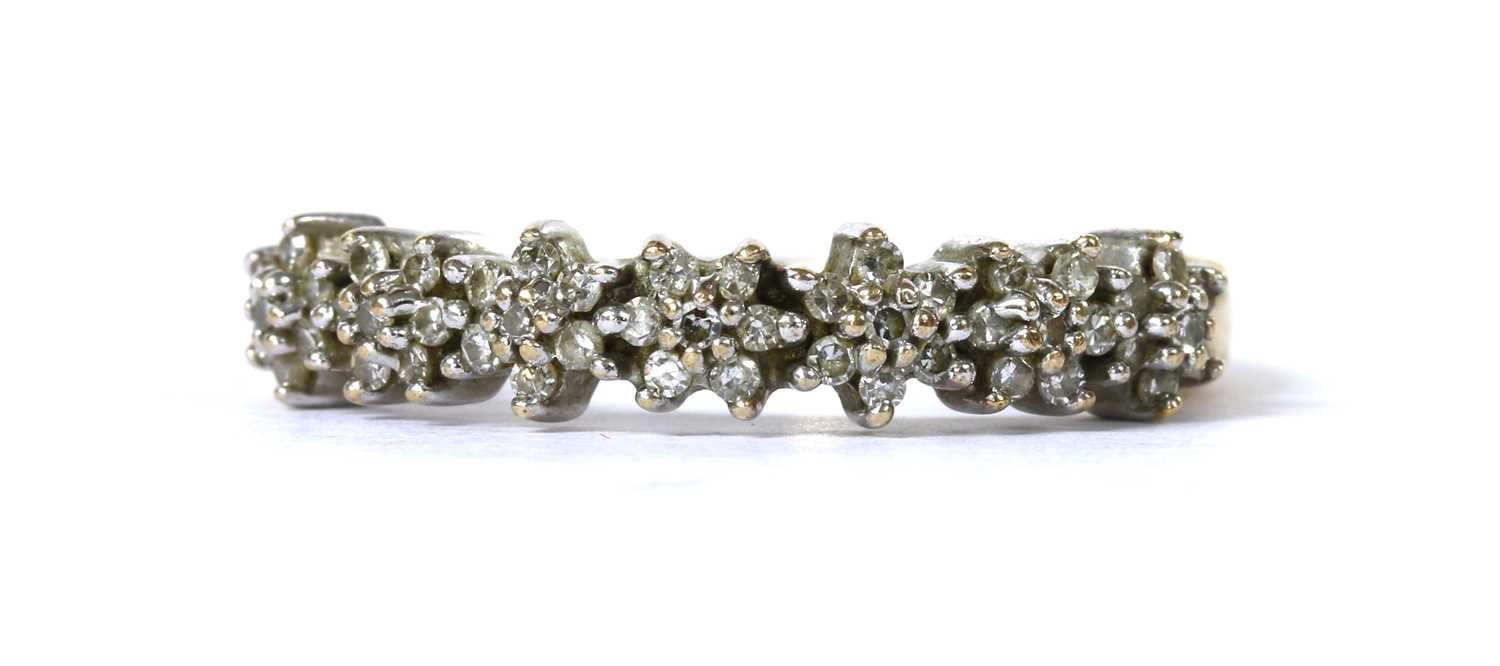 Lot 126 - A gold diamond cluster ring