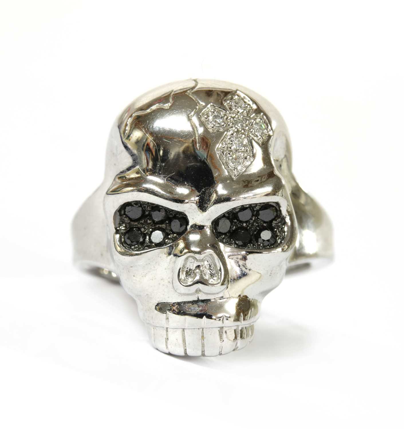 Lot 92 - A 9ct white gold diamond set skull ring