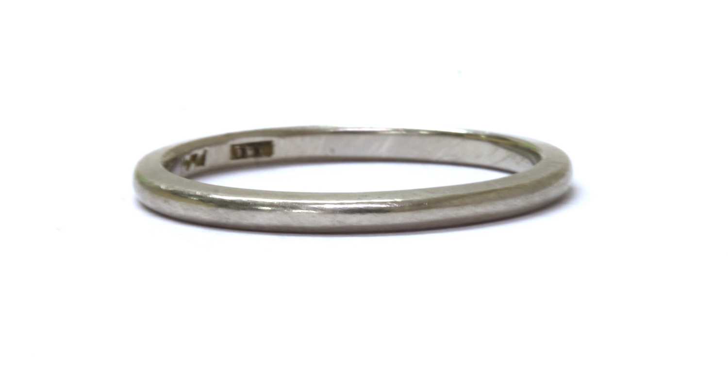 Lot 95 - A platinum 'D' section wedding ring