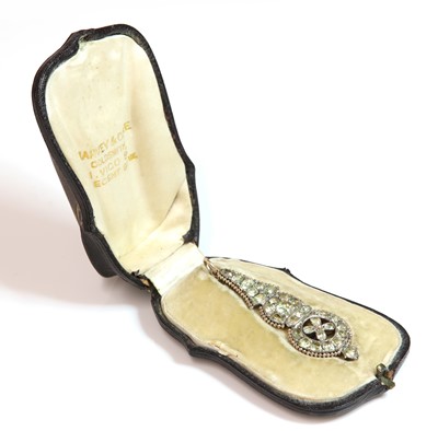 Lot 27 - A cased late 18th century Portuguese chrysolite pendant drop