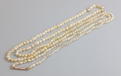 Lot 55 - A single row graduated pearl necklace, c.1920