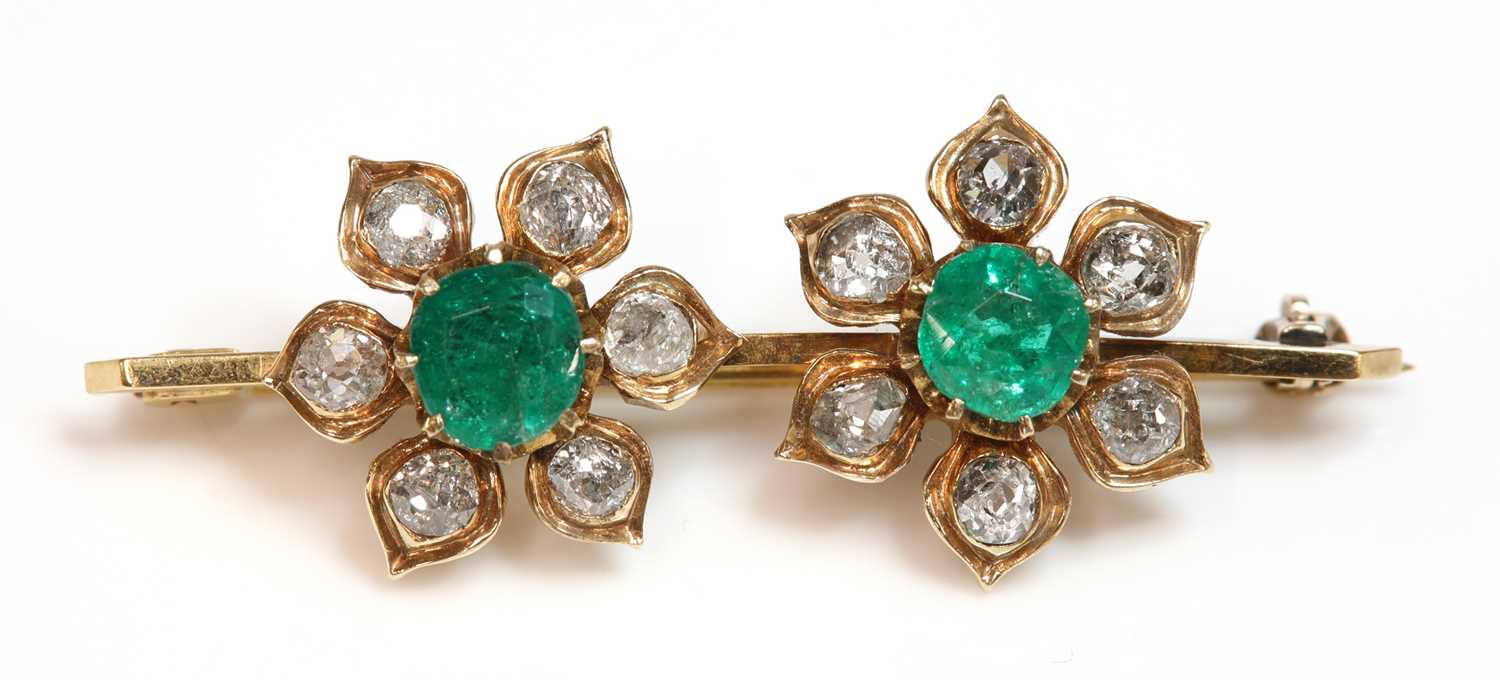 Lot 105 - An emerald and diamond bar brooch