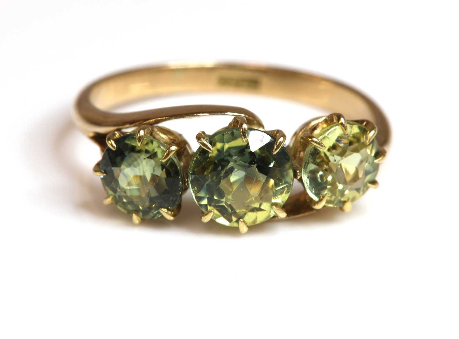 Lot 91 - An Edwardian three stone sapphire ring