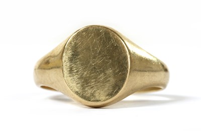 Lot 432 - A 9ct gold oval signet ring