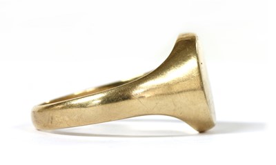 Lot 432 - A 9ct gold oval signet ring
