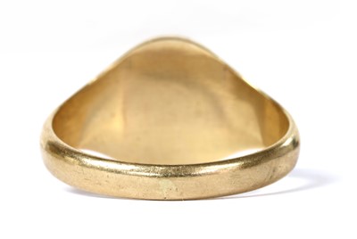 Lot 432 - A 9ct gold oval signet ring