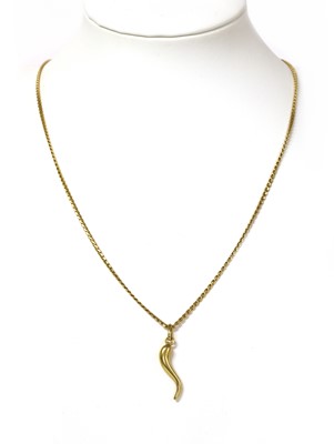 Lot 173 - An Italian gold cornicello pendant