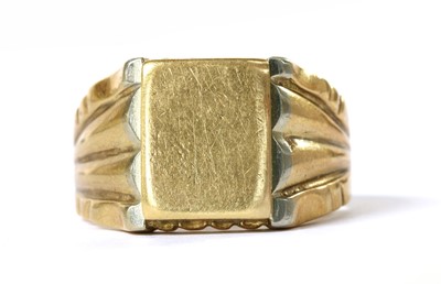 Lot 434 - A gold signet ring