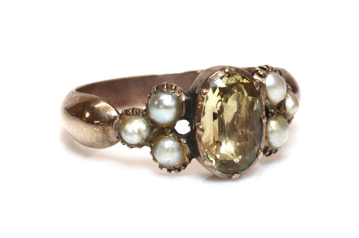 Lot 25 - A Georgian foiled topaz and split pearl ring