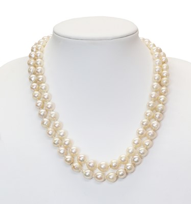 Lot 185 - A two row graduated cultured pearl necklace
