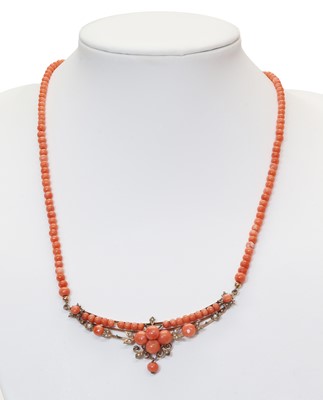 Lot 382 - An Edwardian coral and simulated pearl necklace