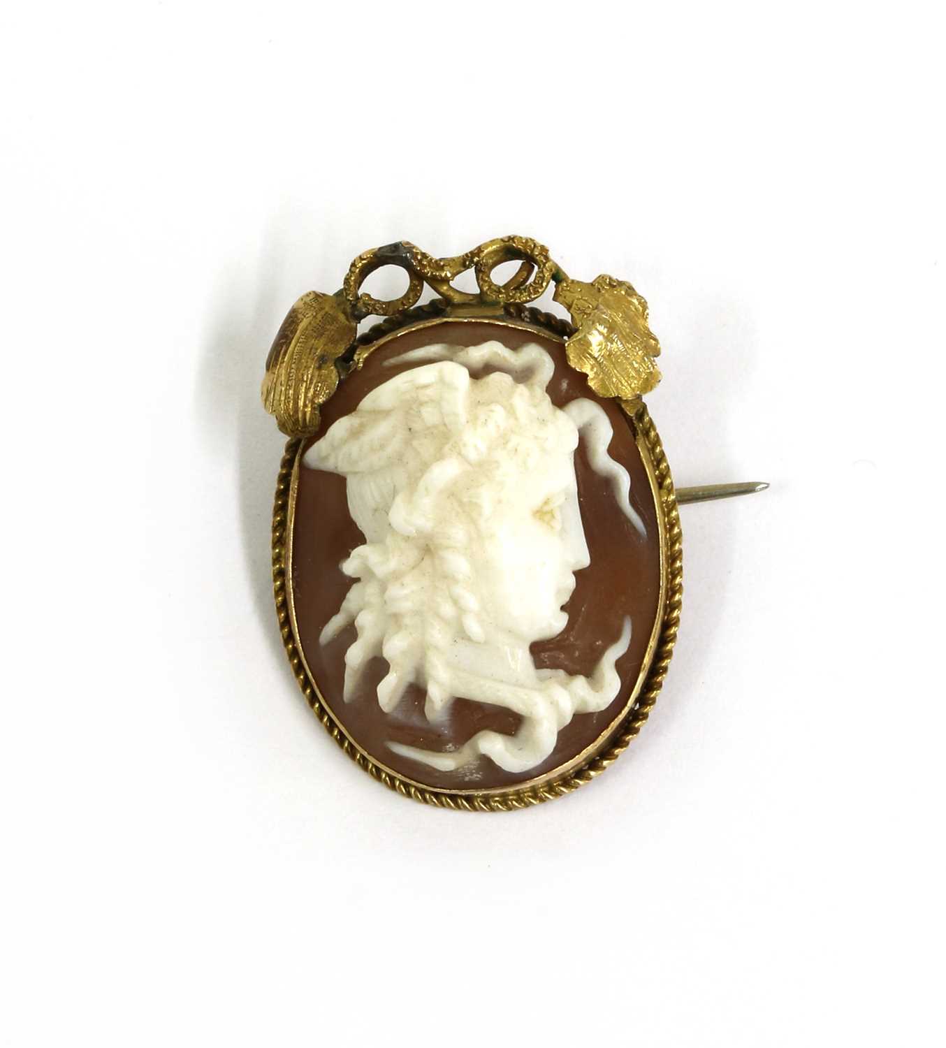Lot 4 - A gold shell cameo brooch