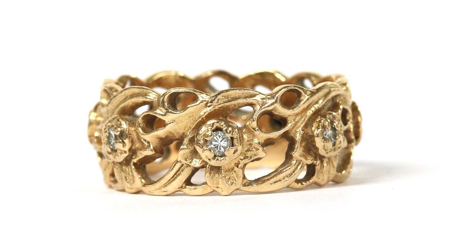 Lot 43 - A 14ct gold diamond set 'The Welsh Gold Full Eternity Ring', designed by Stuart Devlin