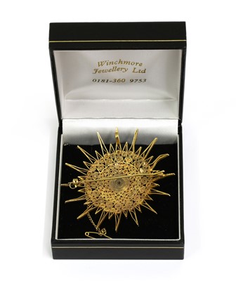 Lot 189 - A gold star brooch/pendant