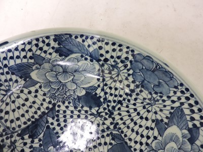 Lot 156 - A Chinese blue and white charger