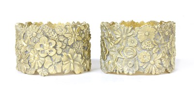 Lot 1342 - A pair of silver gilt napkin rings, by Stuart Devlin