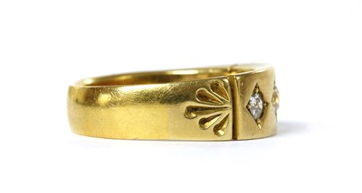Lot 1003 - A Victorian 22ct gold three stone diamond ring