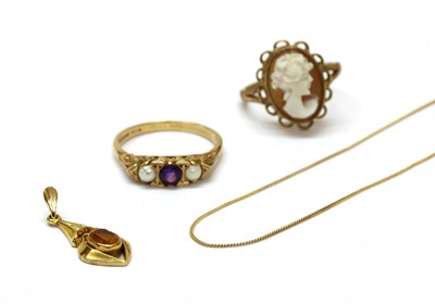 Lot 399 - A 9ct gold amethyst and split pearl ring