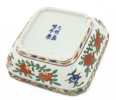 Lot 376 - A Chinese wucai box and cover