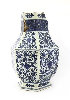 Lot 286 - A Chinese blue and white vase
