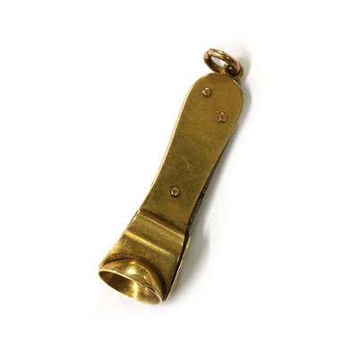 Lot 451 - An 18ct gold cigar cutter