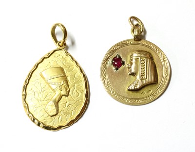 Lot 350 - A gold Nefertiti pendant