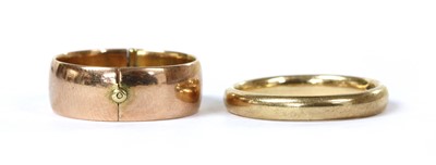 Lot 146 - A 9ct gold hinged wedding ring