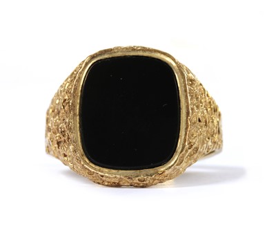 Lot 437 - A 9ct gold onyx signet ring