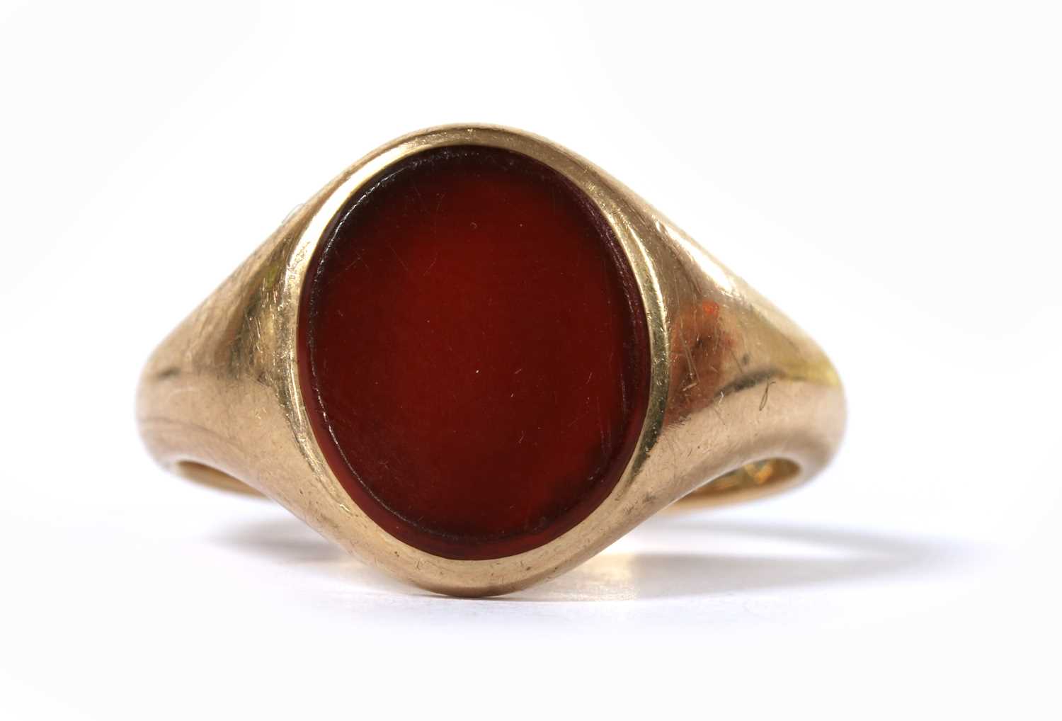 Lot 433 - A 9ct gold cornelian signet ring