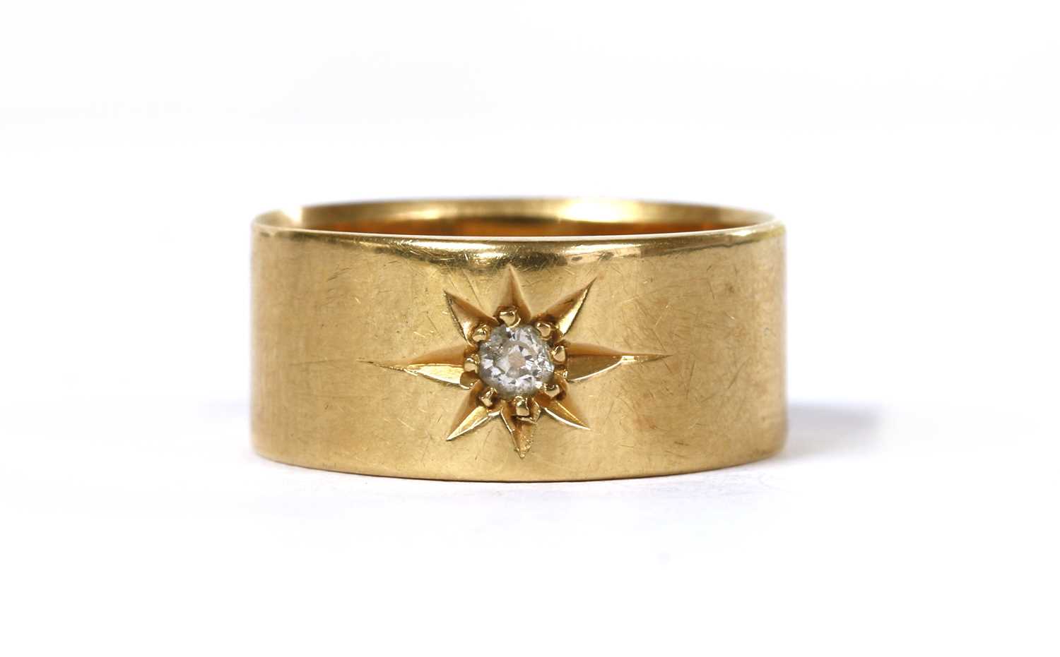 Lot 1004 - An 18ct gold star set diamond ring