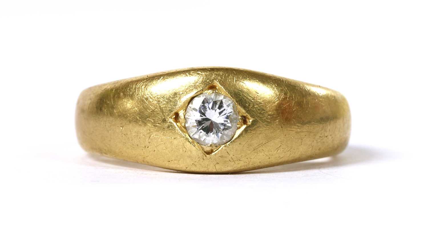 Lot 25 - An 18ct gold diamond set ring