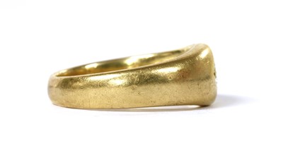 Lot 25 - An 18ct gold diamond set ring