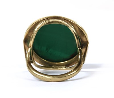 Lot 29 - A gold malachite cameo ring