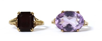 Lot 386 - A gold single stone amethyst ring