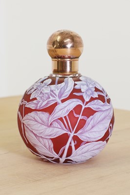 Lot 324 - A Thomas Webb & Sons three-colour cameo glass scent bottle