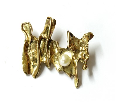 Lot 78 - A Continental gold cultured pearl brooch, c.1970