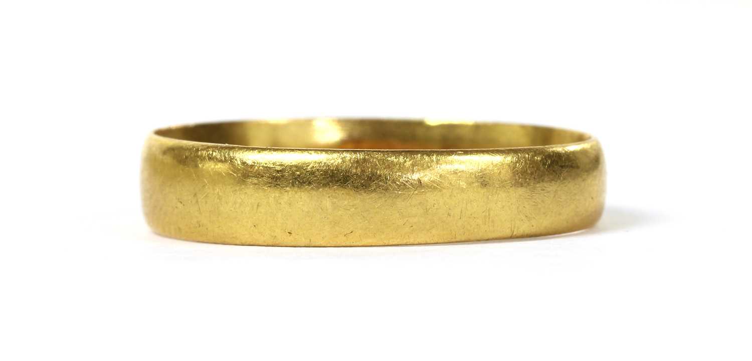 Lot 116 - A 22ct gold flat section wedding ring