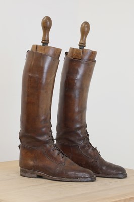 Lot 100 - A pair of leather riding boots