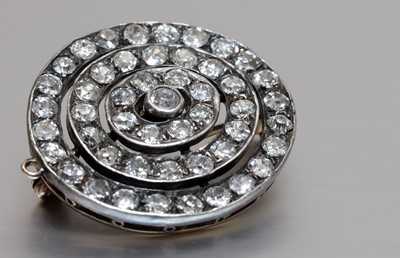 Lot 88 - A late Victorian diamond set target brooch/pendant, c.1890