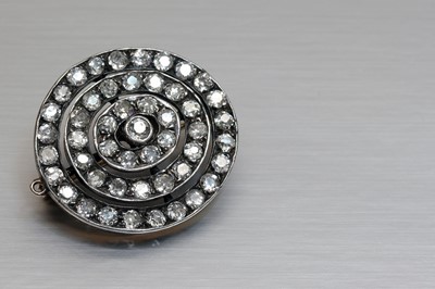 Lot 88 - A late Victorian diamond set target brooch/pendant, c.1890