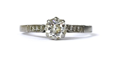 Lot 156 - A platinum diamond ring