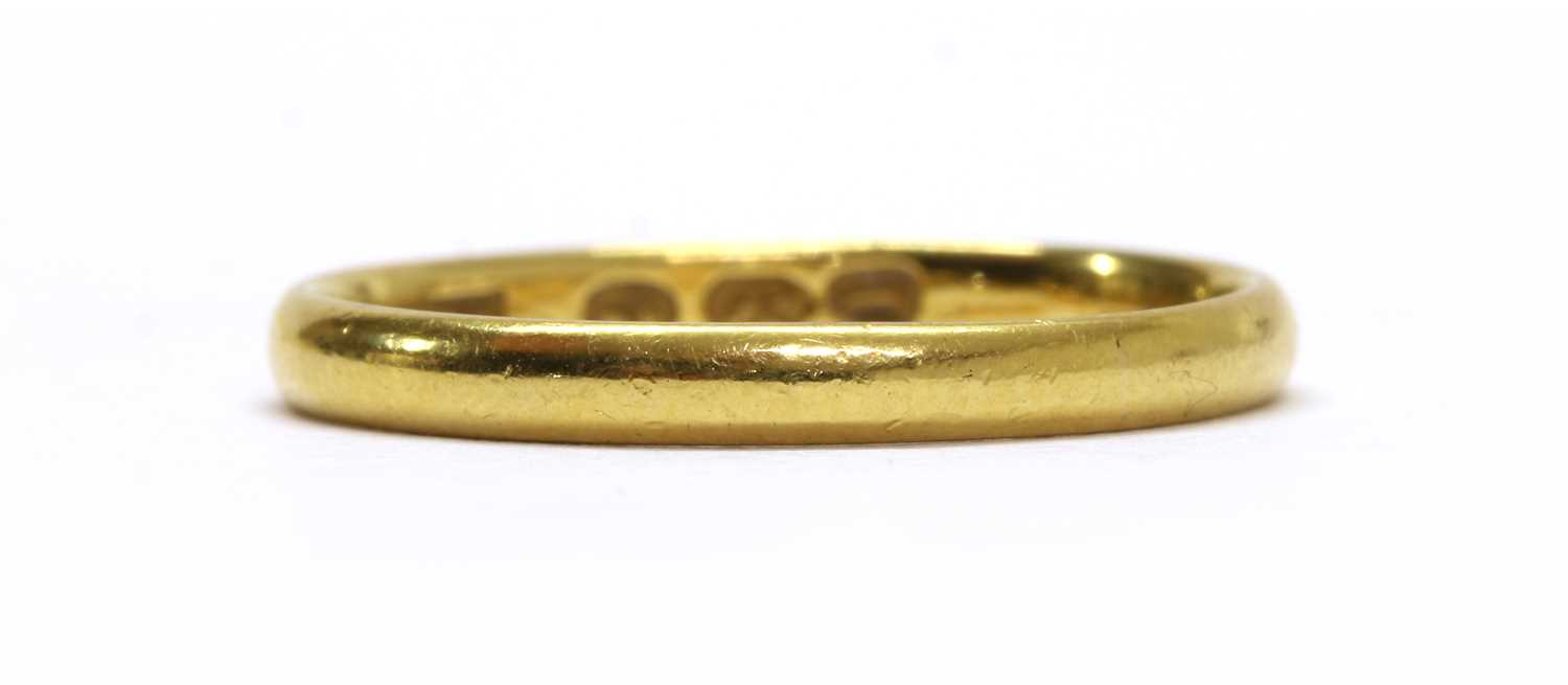 Lot 6 - A Georgian 22ct gold light court section wedding ring