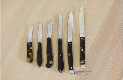 Lot 685 - Six tortoiseshell and silver folding fruit knives