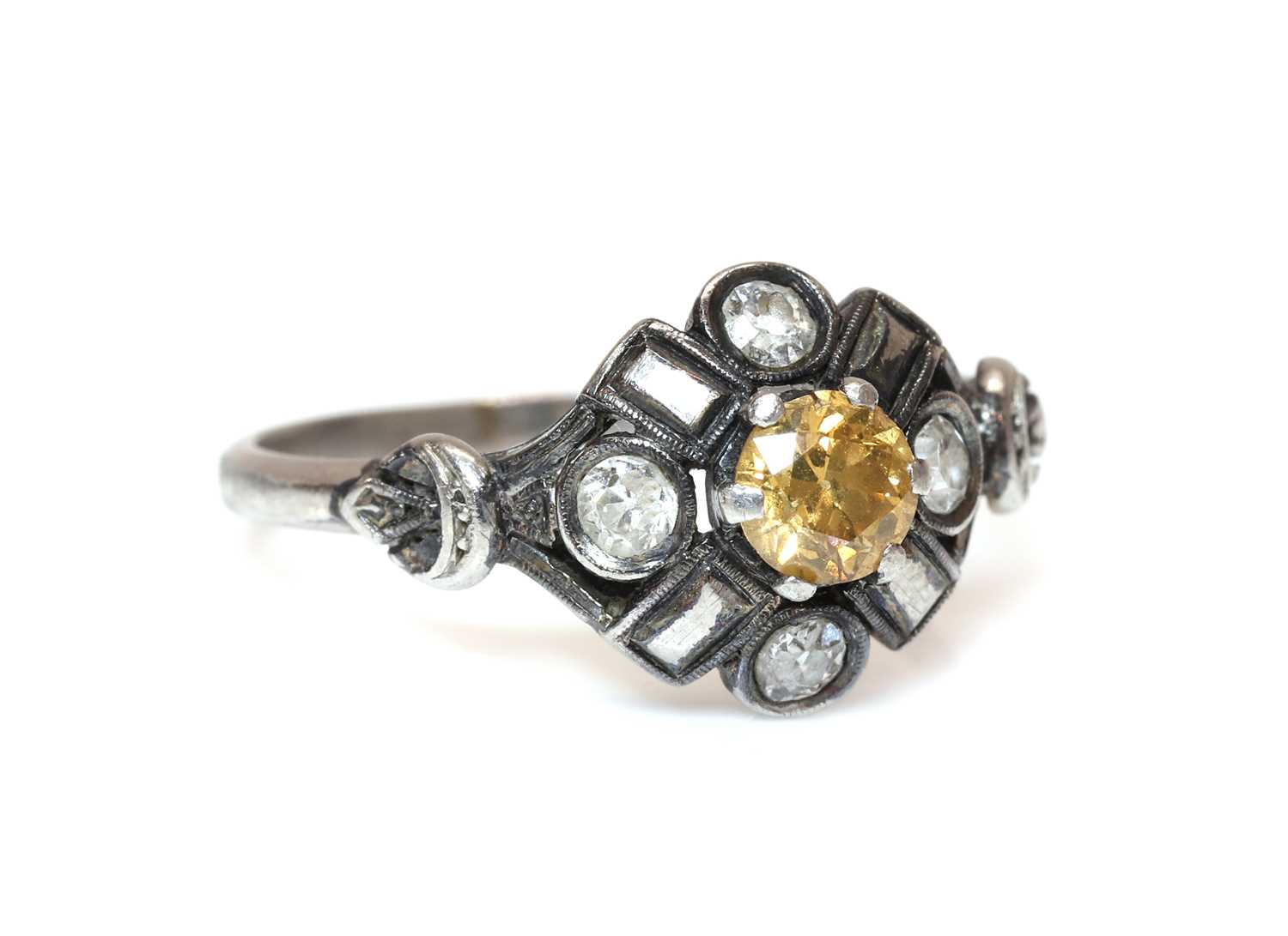 Lot 109 - A diamond cluster ring