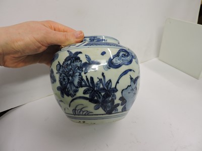 Lot 91 - A Chinese blue and white jar