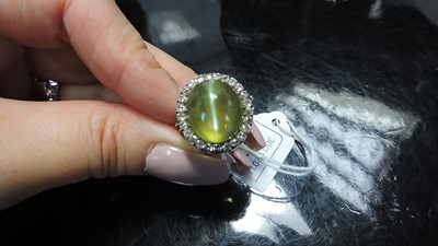 Lot 92 - A chrysoberyl cat's eye and diamond ring